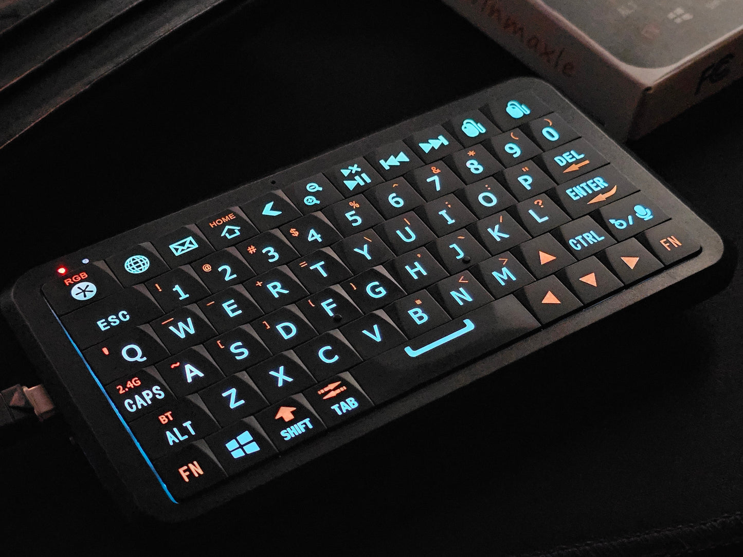 モーションセンサーマウス付きの小型キーボード